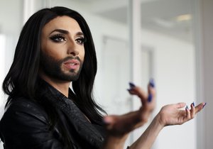 Conchita Wurst se nezalekne žádné výzvy. Účinkovala i v reality show, kde celý den pracovala v továrně na zpracování ryb.