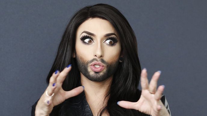 Conchita Wurst je "rakouský gay drag queen umělec a zpěvák"