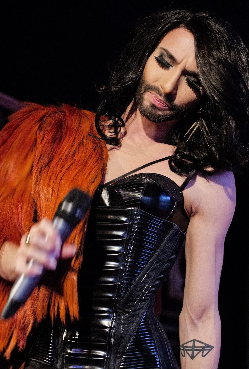 Conchita Wurst je při svých vystoupení hodně emotivní.