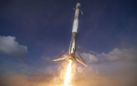 Raketa Falcon 9 odstartovala z Vandenbergovy základny poblíž Los Angeles.
