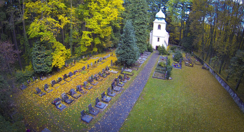 Z vesnice Aldašín zbyl jen kostel se hřbitovem.