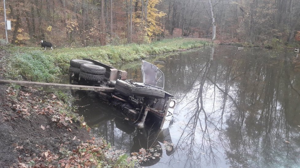 Fekální vůz se převrátil do rybníka v Jevanech, 8. listopadu 2019