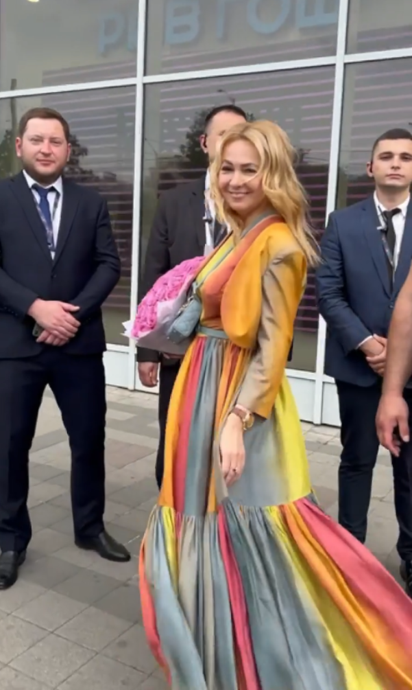 Žena krasobruslaře Pljuščenka se vyžívá ve výstředností. Inovativní ošetření pleti ale bylo podle uživatelů sociálních sítích přes čáru i na její poměry