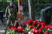 První fotky Prigožinova hrobu v Petrohradu: Moře růží, dřevěný kříž a slzy návštěvníků
