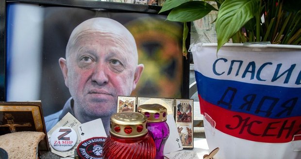 Premiér drsně vtipkoval o pádu Prigožinova letadla. Zmínil Putinův telefonát rodině i ruský čas