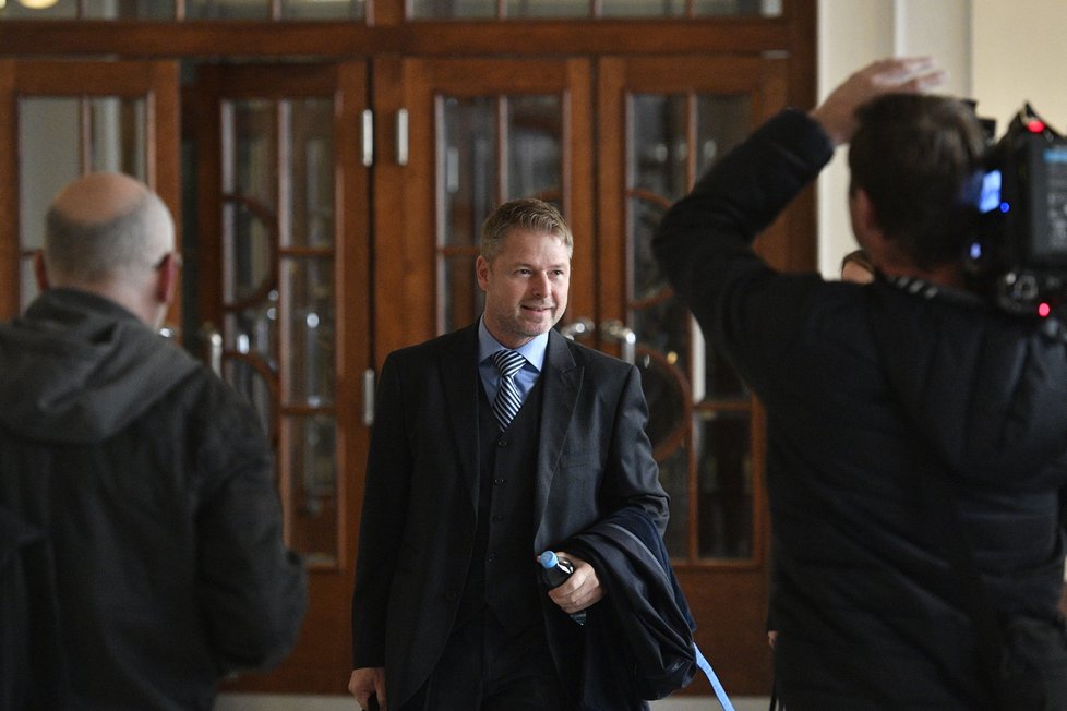 Vrchní soud v Praze projednával 24. listopadu stížnost údajného ruského hackera Jevgenije Nikulina proti rozhodnutí o přípustnosti vydání do USA. Na snímku Nikulinův advokát Martin Sadílek přichází k soudu a odpovídá na dotazy novinářů.