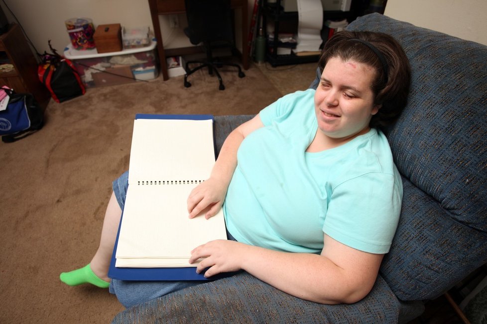 Jewel Shuping uměla číst v Braillově písmě už ve dvaceti letech.