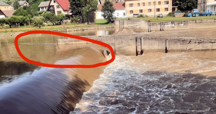 Jez Český Šternberk s kládou před propustí.