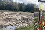 Splav na řece Ostravici je na suchu ve Frýdlantu, kde se utopili v dubnu 2021 tiř mladíci, je na suchu.  Opravuje se.