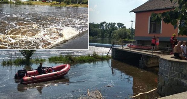 Dva lidé zmizeli ve vodě a už se nevynořili: Na Lužnici se převrátili vodáci, na Orlíku skočil muž ze člunu