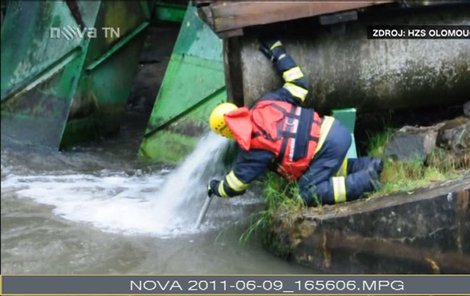 Tělo utonulého školáka nakonec našli záchranáři přímo pod jezem, ale až 3,5 hodiny po jeho zmizení. A to ještě až poté, co zatáhli stavidla a snížili průtok vody.