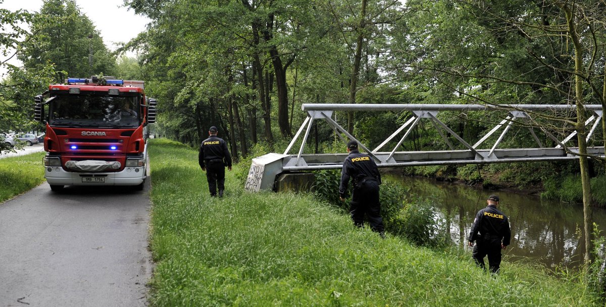 Policie prohledávala potok v délce 2,5 kilometru pod jezem