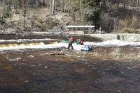 Tragédie na Klatovsku: Vodák se převrátil na raftu, v nemocnici zemřel