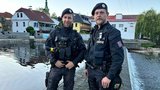 Spadl do vody a nehybně ležel na jezu: Nešťastníka držely dvě ženy, policisté ho vytáhli