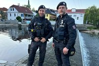 Spadl do vody a nehybně ležel na jezu: Nešťastníka držely dvě ženy, policisté ho vytáhli