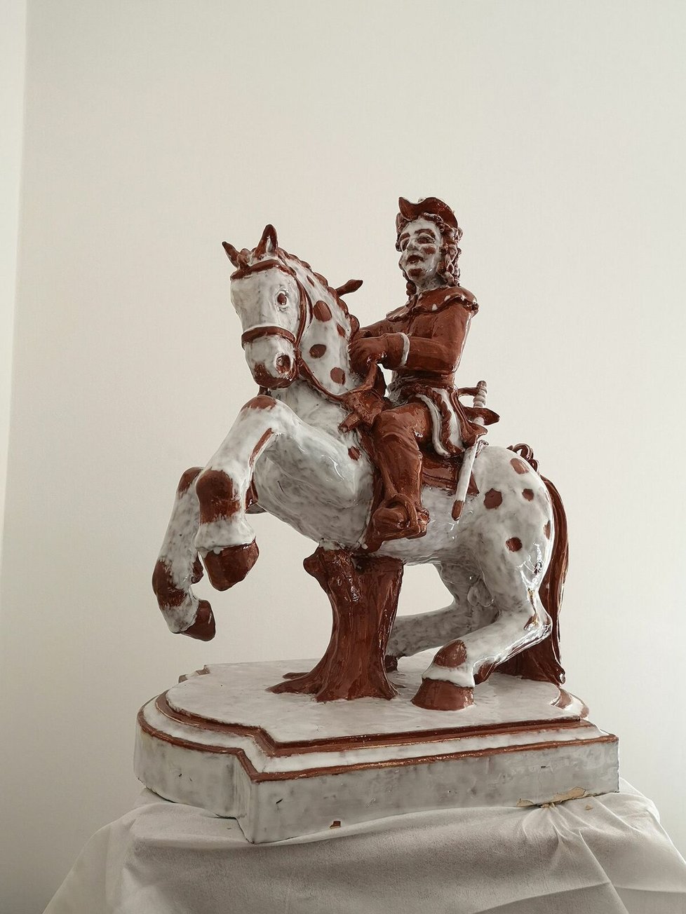 Repliku jezdecké sošky Evžena Savojského vyrobil původní výrobce kachlových kamen, rakouská firma Keramische Werkstätte Angermayer.