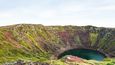 Úchvatné sopečné jezero hrající barvami najdete na oblíbené turistické trase Zlatý okruh, když budete putovat po Islandu. Voda jezera Kerid je krásně tyrkysová a kontrastuje s červeným vulkanickým kamenem, který ji obklopuje a který je částečně porostlý sytě zeleným mechem.
