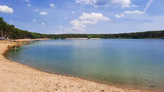Karibik za humny. Jezero třicet minut od Prahy má tyrkysovou vodu a písek jako u moře Karibik za humny. Jezero třicet minut od Prahy má tyrkysovou vodu a písek jako u moře
