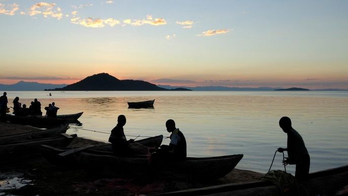 Jezero Malawi bývalo kdysi rájem pro rybolov. Přílišný rybolov však zbavuje jezero jeho bohatství a místní rybáři přicházejí o obživu.