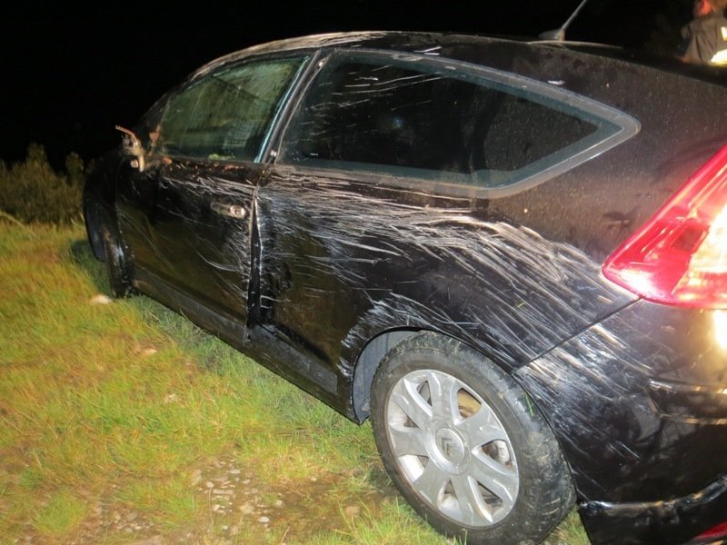 Auto, ve kterém se spolužáci kvůli smyku dostali pod hladinu jezera.