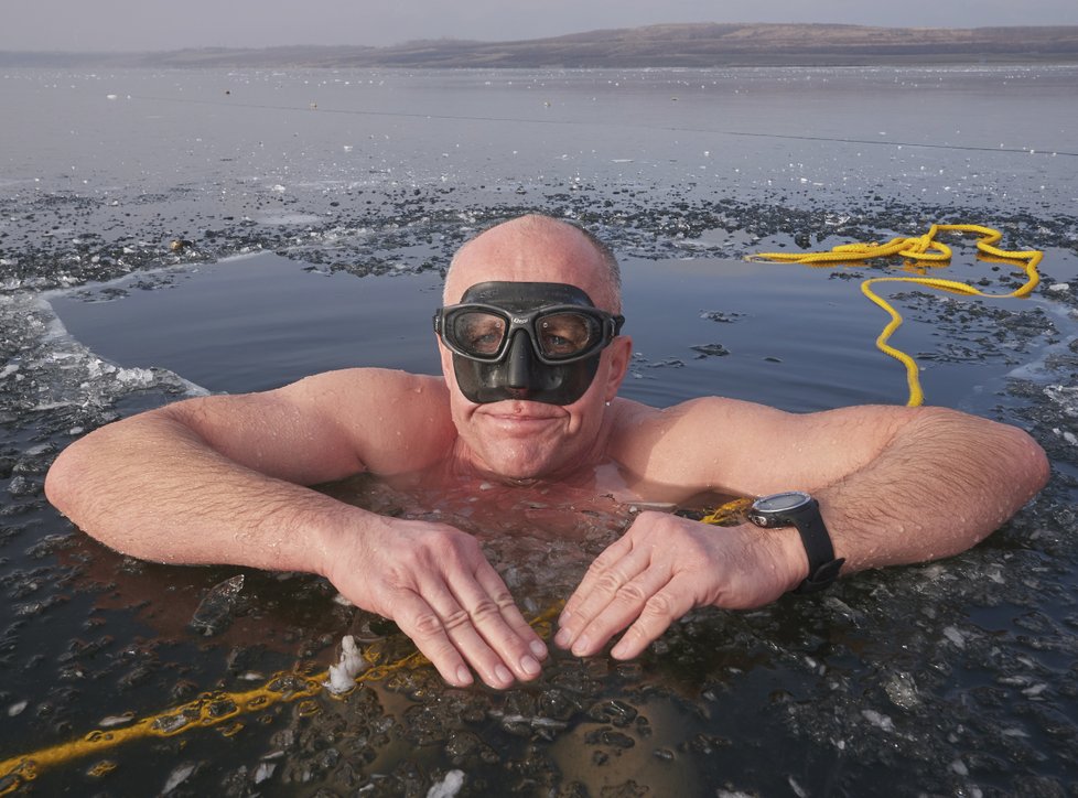 I Petr Kapoun má s potápěním v ledové vodě letité zkušenosti.