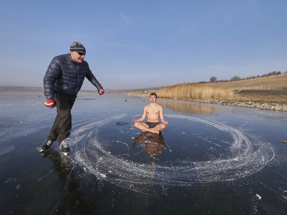 Na led nechodí potápěči nikdy sami, vždy minimálně ve dvou kvůli bezpečí. Petr Kapoun se oblékl a šel se rozbruslit, David Vencl zatím medituje.