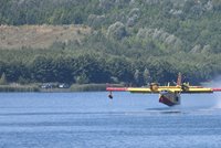 Italská letadla v akci nad Českým Švýcarskem: Nabírání vody v jezeře sledovalo stovky lidí
