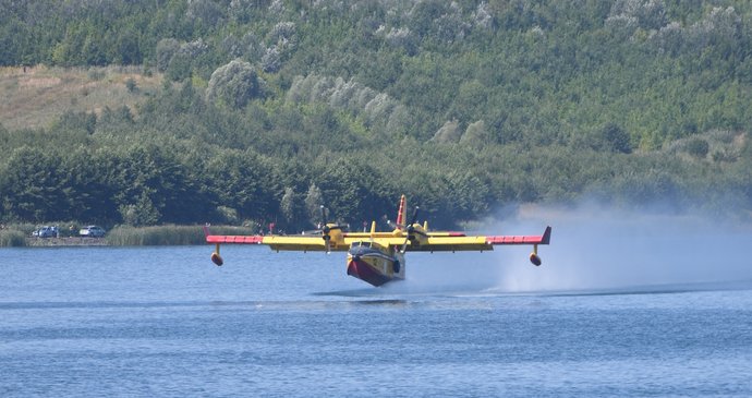 Aerei antincendio italiani recuperano l'acqua nel lago Milada vicino a Ústí nad Labem.  (28/07/2022)
