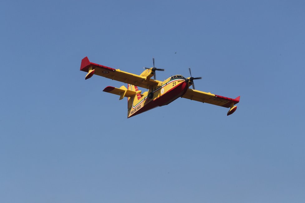 Italské hasicí letadla nabírají vodu v jezeře Milada u Ústí nad Labem. (28.7.2022)