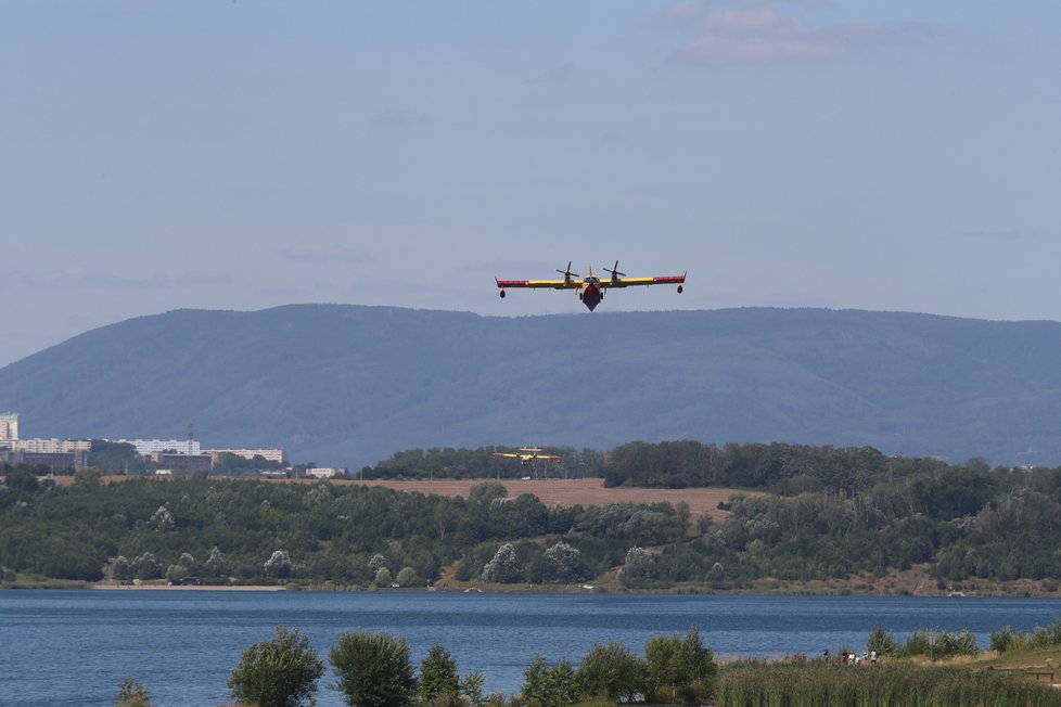 Italské hasicí letadla nabírají vodu v jezeře Milada u Ústí nad Labem. (28.7.2022)
