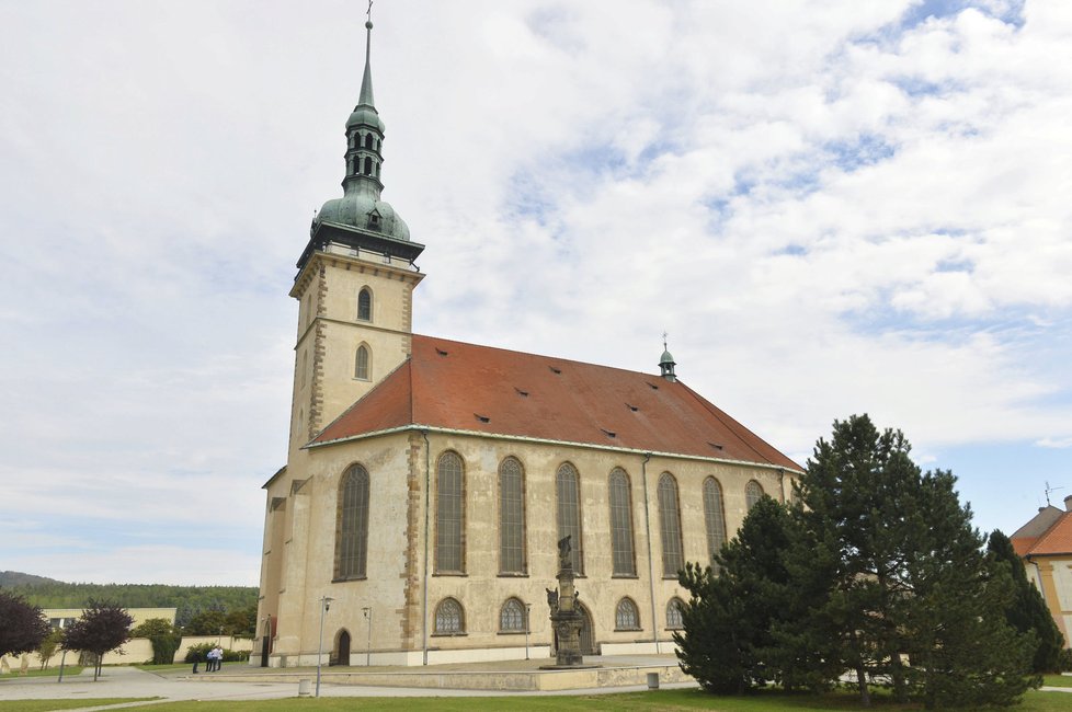 2016 - Kostel Nanebevzetí Panny Marie je jen 100 metrů od břehu.