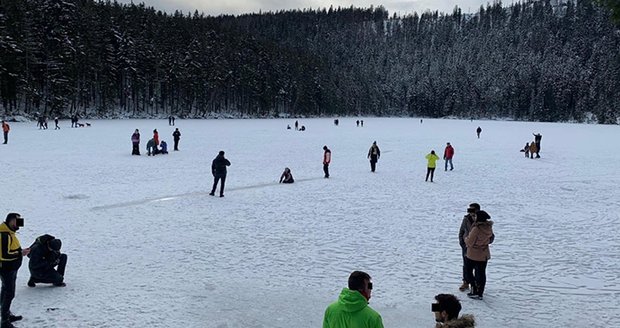 Turisté si z Čertova jezera udělali ilegální kluziště: De*ilní ochranáři, nadávali strážci parku