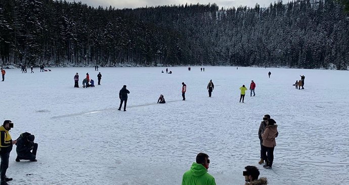 Desítky lidí si z Čertova jezera udělaly kluziště: De*ilní ochranáři! Měli lidé nadávat na strážce parku.