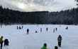 Takhle letos v lednu lidé bruslili na Čertově jezeře.