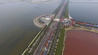 Čínské solné jezero zrudlo, může za to zvláštní druh řas  