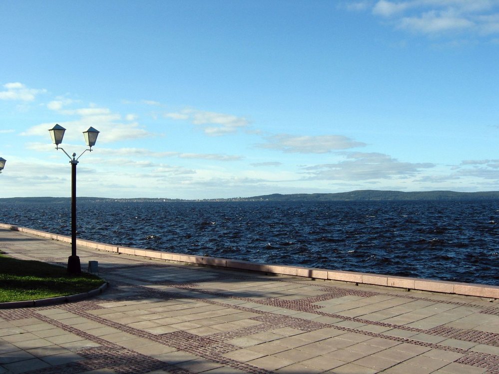 Pohled na Oněžské jezero z nábřeží města Petrozavodsk