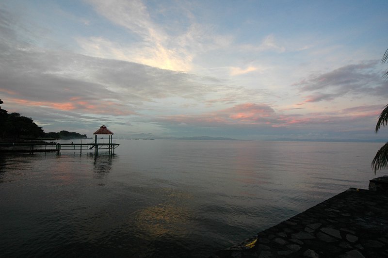 Nikaragua (španělsky Lago de Nicaragua nebo Lago Cocibolca) je jezero v Nikaragui