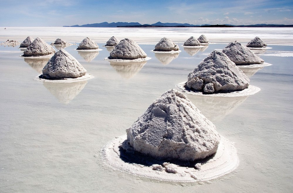 Hromady soli na solné planině Salar de Uyuni v Bolívii
