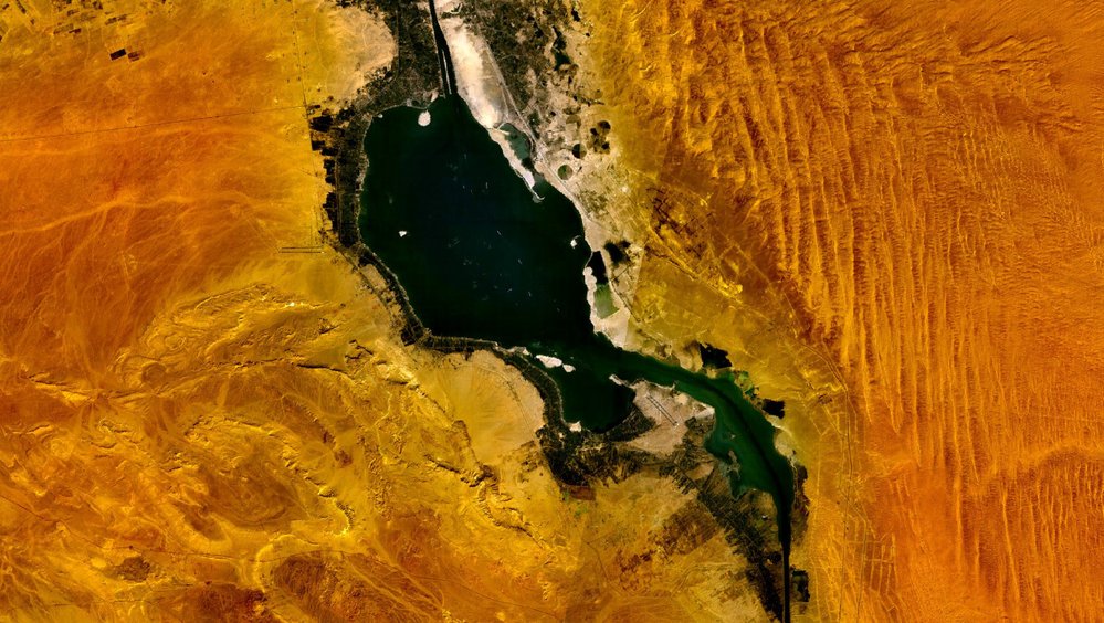 Velké Hořké jezero, v jehož vodě je rozpuštěné určité množství síranu sodného. To ji dává charakteristickou hořkou chuť