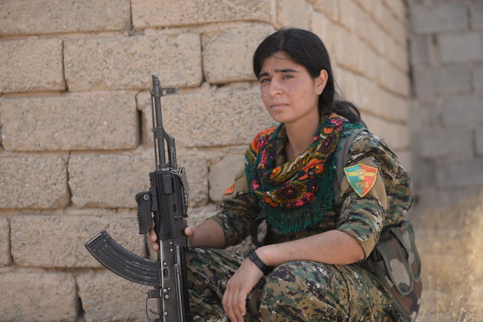 Některé jezídské ženy se účastní bojů s ISIS.