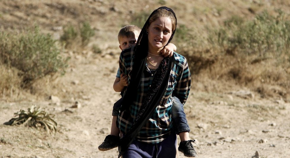 Jezídové se musejí přesouvat po poušti bez vody a jídla.