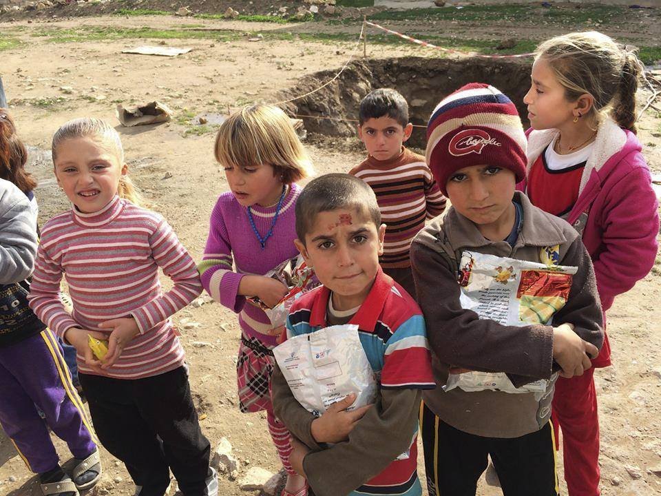 Organizace pořádají na farmářských trzích sbírku pro jezídské děti bez domova.
