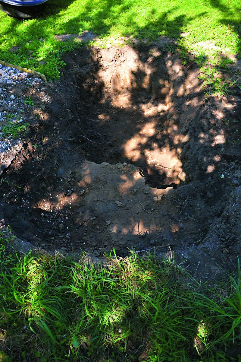 1. Vykopejte základy podle tvaru nádrže, dno by mělo byt asi o 10 cm hlubší