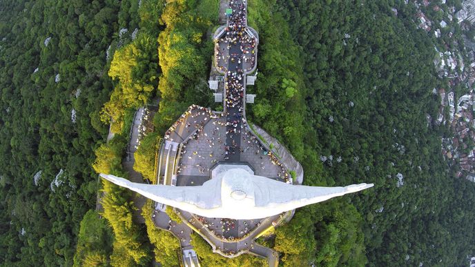 Úžasný pohled z dronu na slavnou sochu Krista Spasitele v Rio de Janeiro