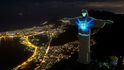 Socha Krista v Riu de Janeiru v Brazílii je nasvícena s rouškou. (4. 5. 2020) Socha Krista v Riu de Janeiru v Brazílii je nasvícena s rouškou. (4. 5. 2020)