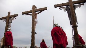 Ježíš a po stranách zloději, kteří byli ukřižování údajně s ním. Jeden v Boha uvěřil a byl přijat podle Bible do Nebe společně s Kristem, Synem Božím.