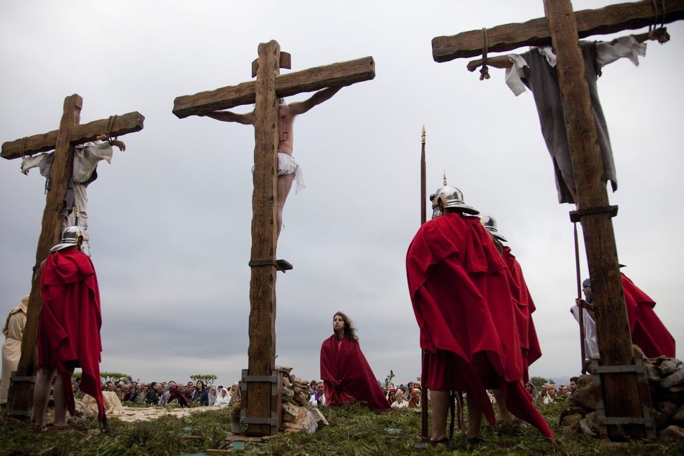 Ježíš a po stranách zloději, kteří byli ukřižovaní údajně s ním. Jeden v Boha uvěřil a byl přijat podle Bible do nebe společně s Kristem, Synem Božím.