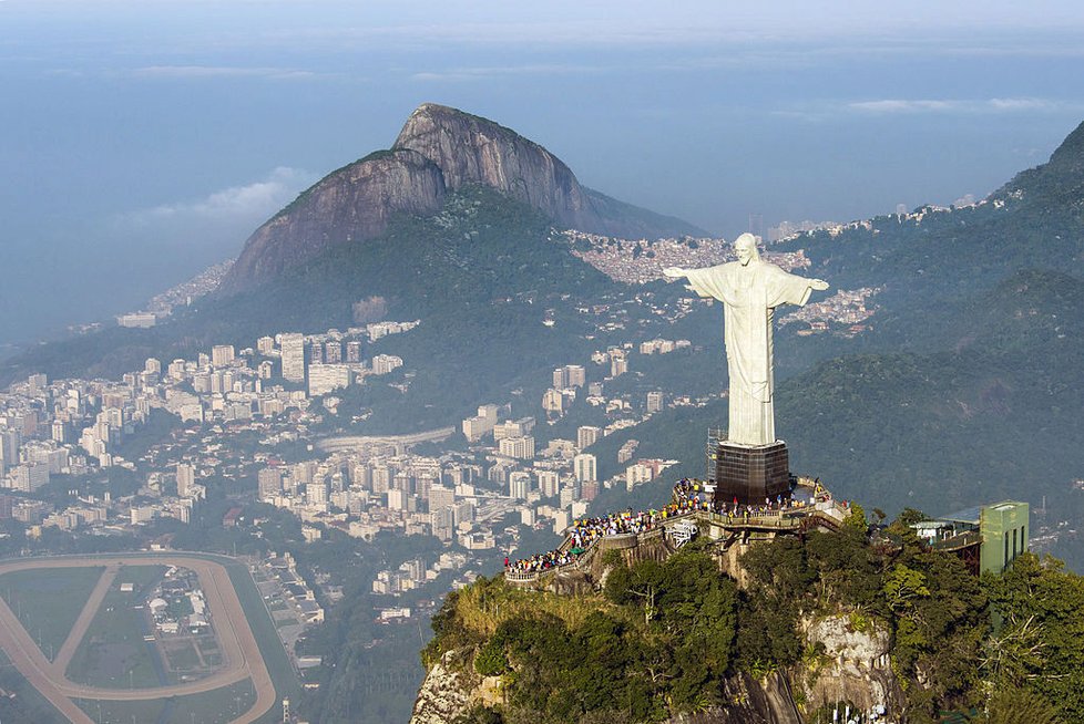 Lidé si rychle všimli, že úkaz vypadá jako socha Ježíše Spasitele v Rio de Janeiru