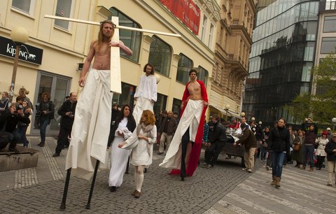 Ježíši! Divadelníci netradičně ukřižovali Krista