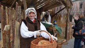 Živý betlém na náměstí v Chomutově se těší zájmu malých i velkých